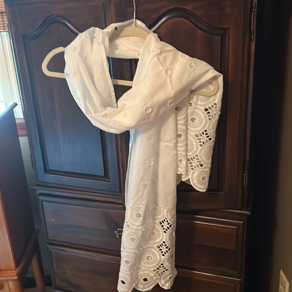 Talbots white cotton eyelet scarf - Picture 2 of 3
